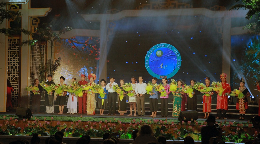 Lãnh đạo tỉnh Nghệ An tặng hoa cho các đoàn nghệ thuật.