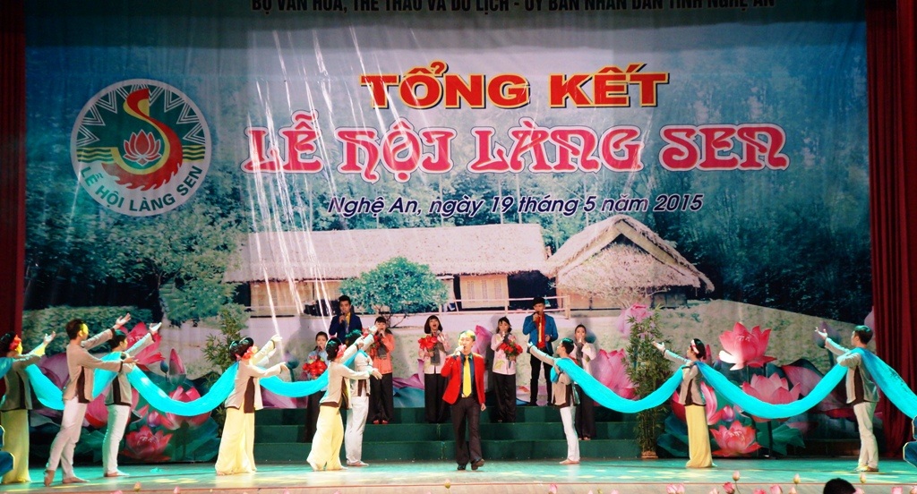 Lưu luyến đêm tổng kết Lễ hội Làng Sen 2015