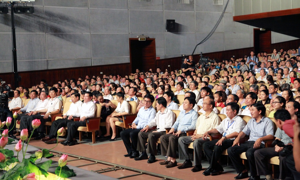 Lãnh đạo Trung ương, tỉnh Nghệ An và các tỉnh cùng khán giả xứ Nghệ trong đêm 