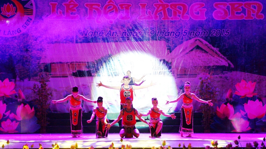 Đoàn NTQC tỉnh Kon Tum đã để lại dấu ấn với tiết mục: Bác Hồ sống mãi với Tây Nguyên 