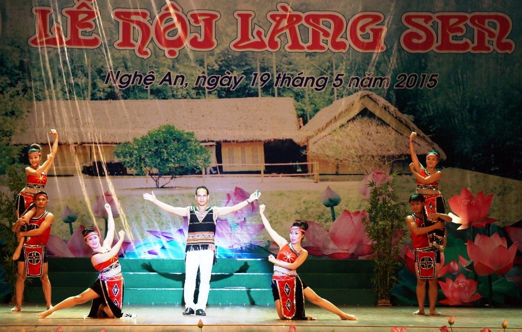 Đoàn NTQC tỉnh Kon Tum đã để lại dấu ấn với tiết mục: Bác Hồ sống mãi với Tây Nguyên 