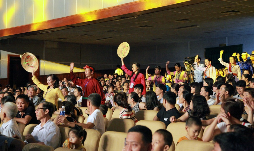 Đoàn nghệ thuật đi vào chào khán giả trước lúc lên biểu diễn trên sân khấu.