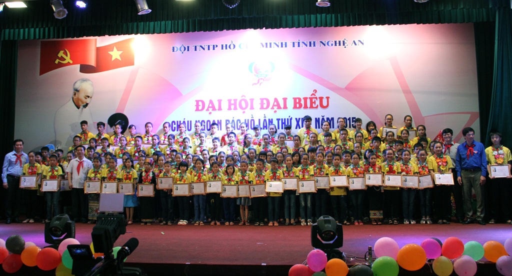Nghệ An: Biểu dương 150 đại biểu cháu ngoan Bác Hồ toàn tỉnh - 6 Một tiết mục văn nghệ đặc sắc của các em trong đêm đại hội.