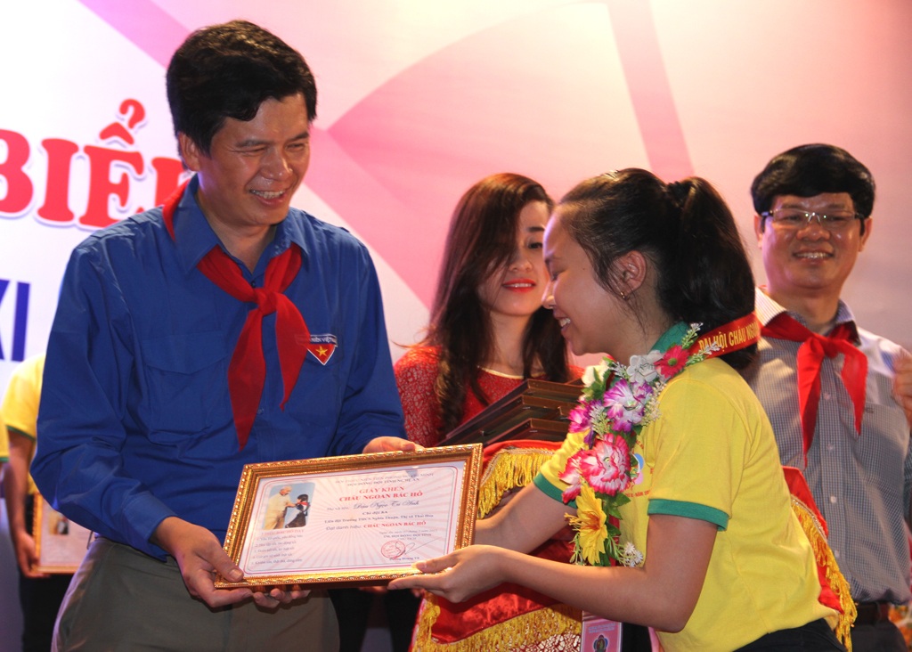 Nghệ An: Biểu dương 150 đại biểu cháu ngoan Bác Hồ toàn tỉnh - 5 Một tiết mục văn nghệ đặc sắc của các em trong đêm đại hội.