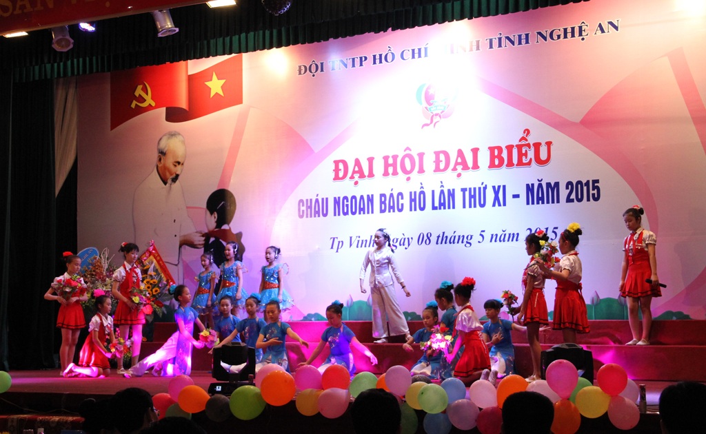 Nghệ An: Biểu dương 150 đại biểu cháu ngoan Bác Hồ toàn tỉnh - 3 Một tiết mục văn nghệ đặc sắc của các em trong đêm đại hội.
