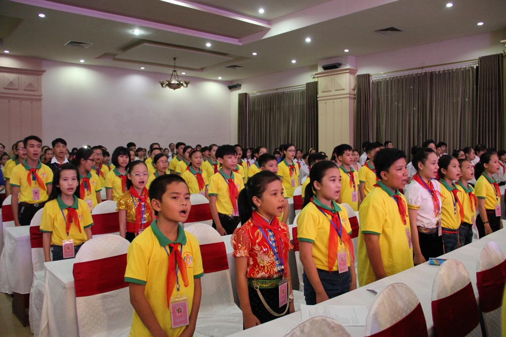 Nghệ An: Biểu dương 150 đại biểu cháu ngoan Bác Hồ toàn tỉnh - 2 Các đoàn viên nghiêm trang trong buổi lễ.