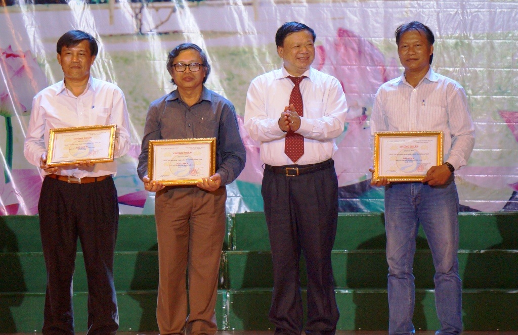 Tiết mục Người Chơ Ro nhớ ơn Bác do đoàn NTQC Đồng Nai biểu diễn.