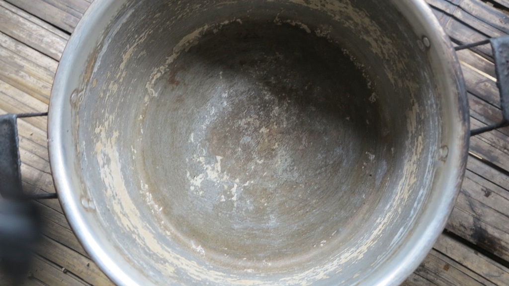 Khi nấu nước lên thường đọng một lớp màu trắng dưới phần nồi, xoong.