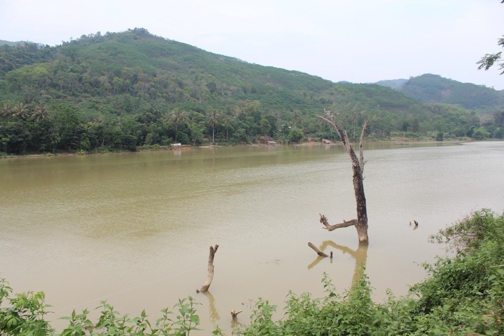 Hệ thống đường ống nước sạch cũ đã bị lũ lụt tàn phá và không thể phục vụ bà con được nữa.