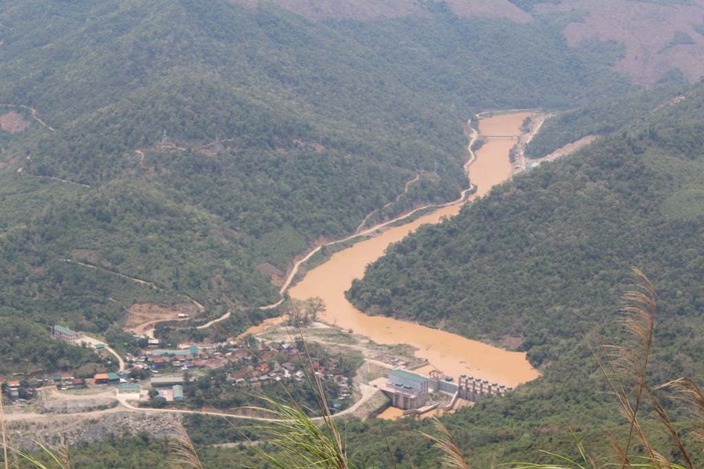 Ở địa bàn huyện Kỳ Sơn, dòng Nậm Mộ qua đây cũng đục ngầu.