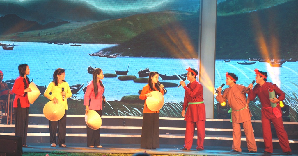 Hô Bài Chòi do tốp nghệ nhân CLB Bài Chòi dân gian tỉnh Bình Định biểu diễn.