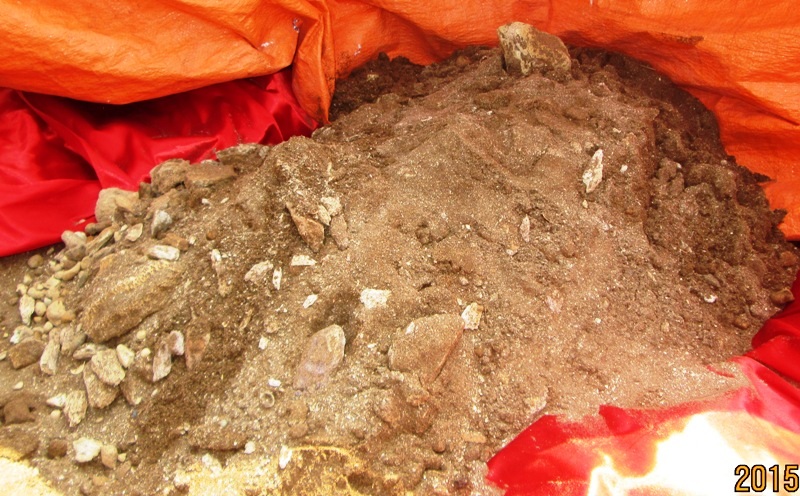 Một số xương vỡ vụn được chính quyền xã dùng vải bọc lại.