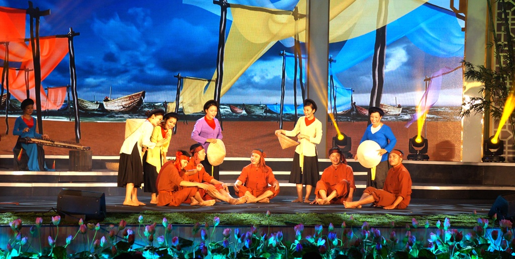 Ban tổ chức tặng hoa cho Ban giám khảo.