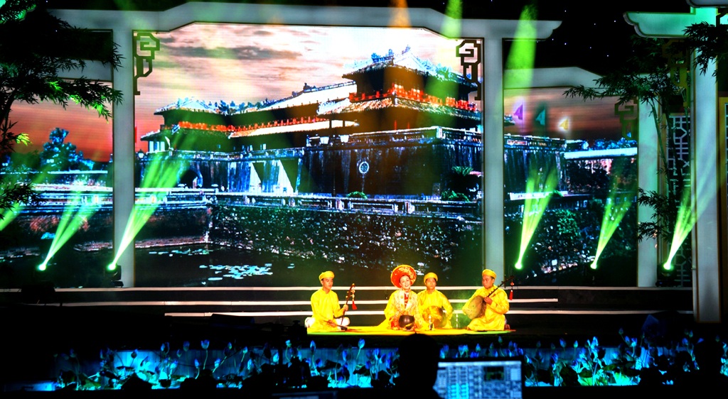 Hô Bài Chòi do tốp nghệ nhân CLB Bài Chòi dân gian tỉnh Bình Định biểu diễn.