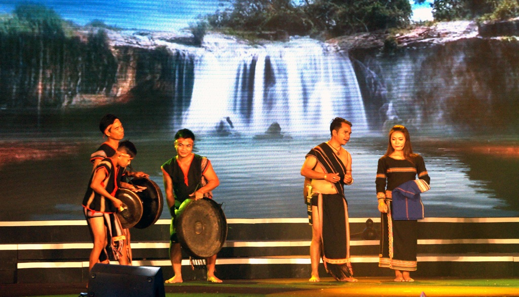 Hô Bài Chòi do tốp nghệ nhân CLB Bài Chòi dân gian tỉnh Bình Định biểu diễn.