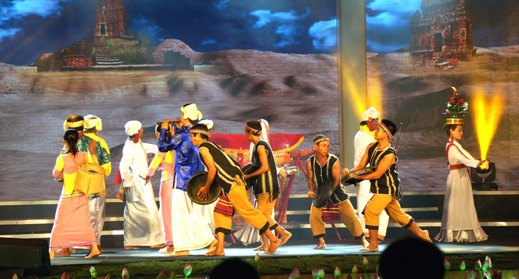 Lý dạng ai do tốp nghệ nhân trung tâm văn hóa tỉnh Long An biểu diễn.