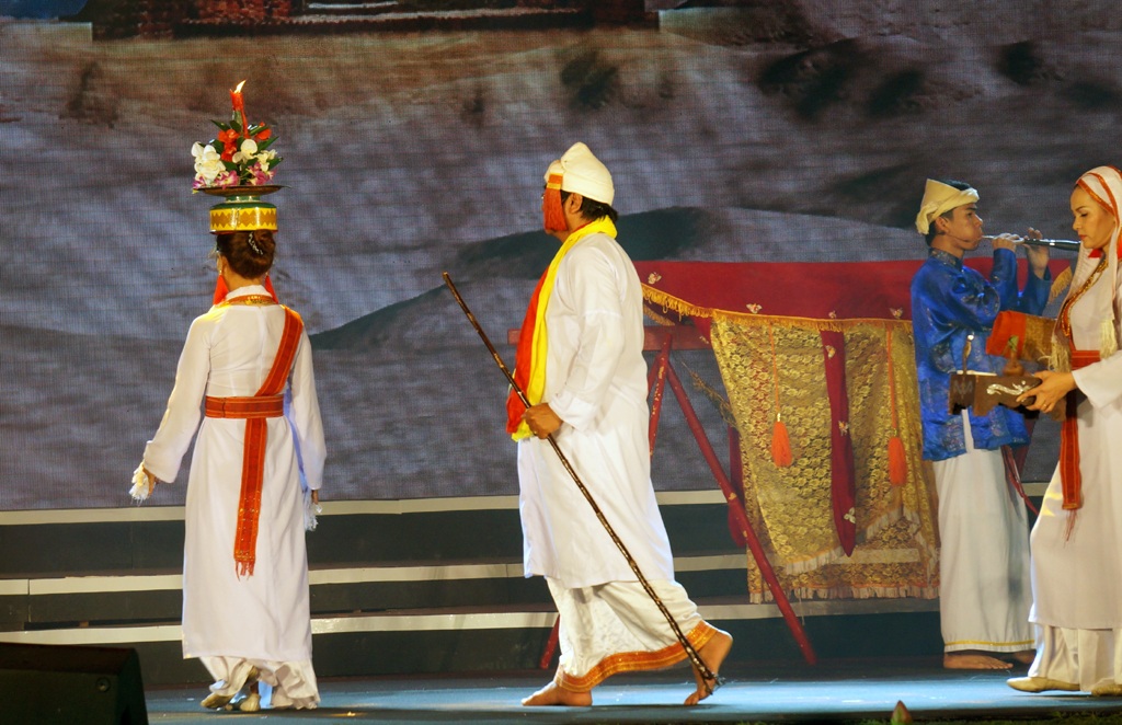 Lý dạng ai do tốp nghệ nhân trung tâm văn hóa tỉnh Long An biểu diễn.