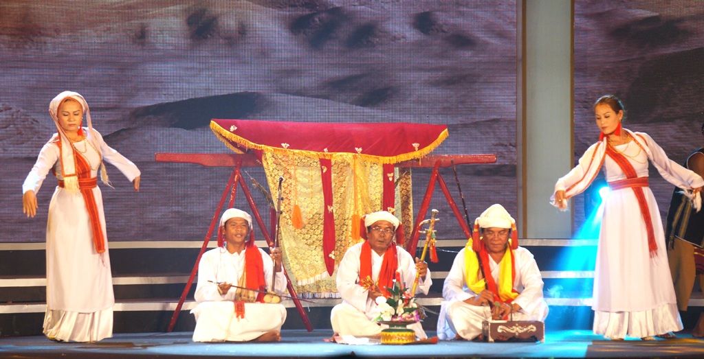 Lý dạng ai do tốp nghệ nhân trung tâm văn hóa tỉnh Long An biểu diễn.