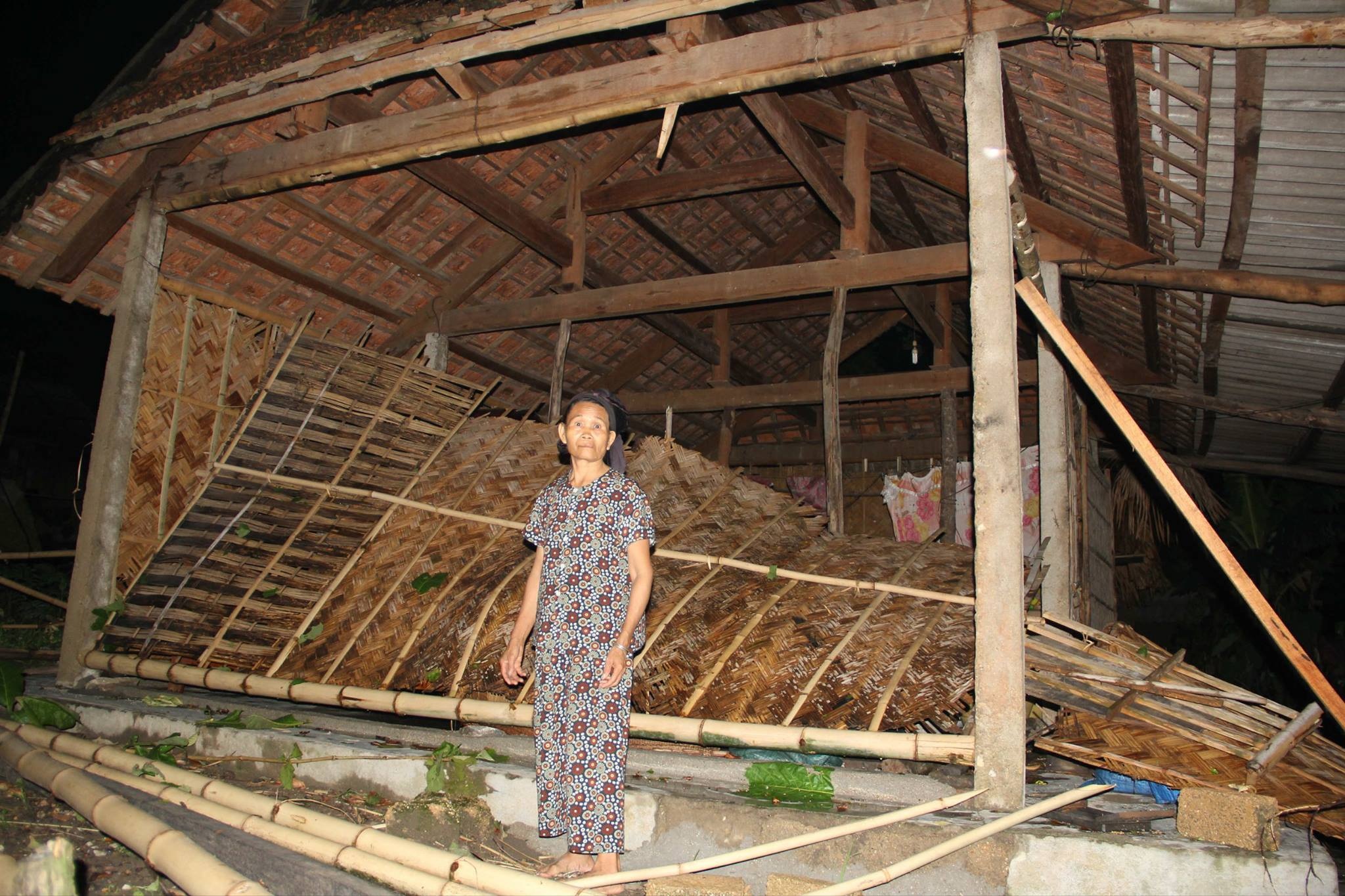 Lốc xoáy đánh sập trường Tiểu học - 9 Lốc xảy ra tại huyện Quế Phong đã làm nhiều nhà tốc mái, sập, gây hư hỏng.