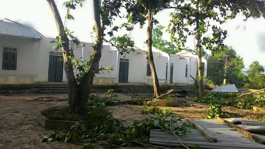 Lốc xoáy đánh sập trường Tiểu học - 2 Bờ tường, mái hiên của trường bị lốc kéo sập.