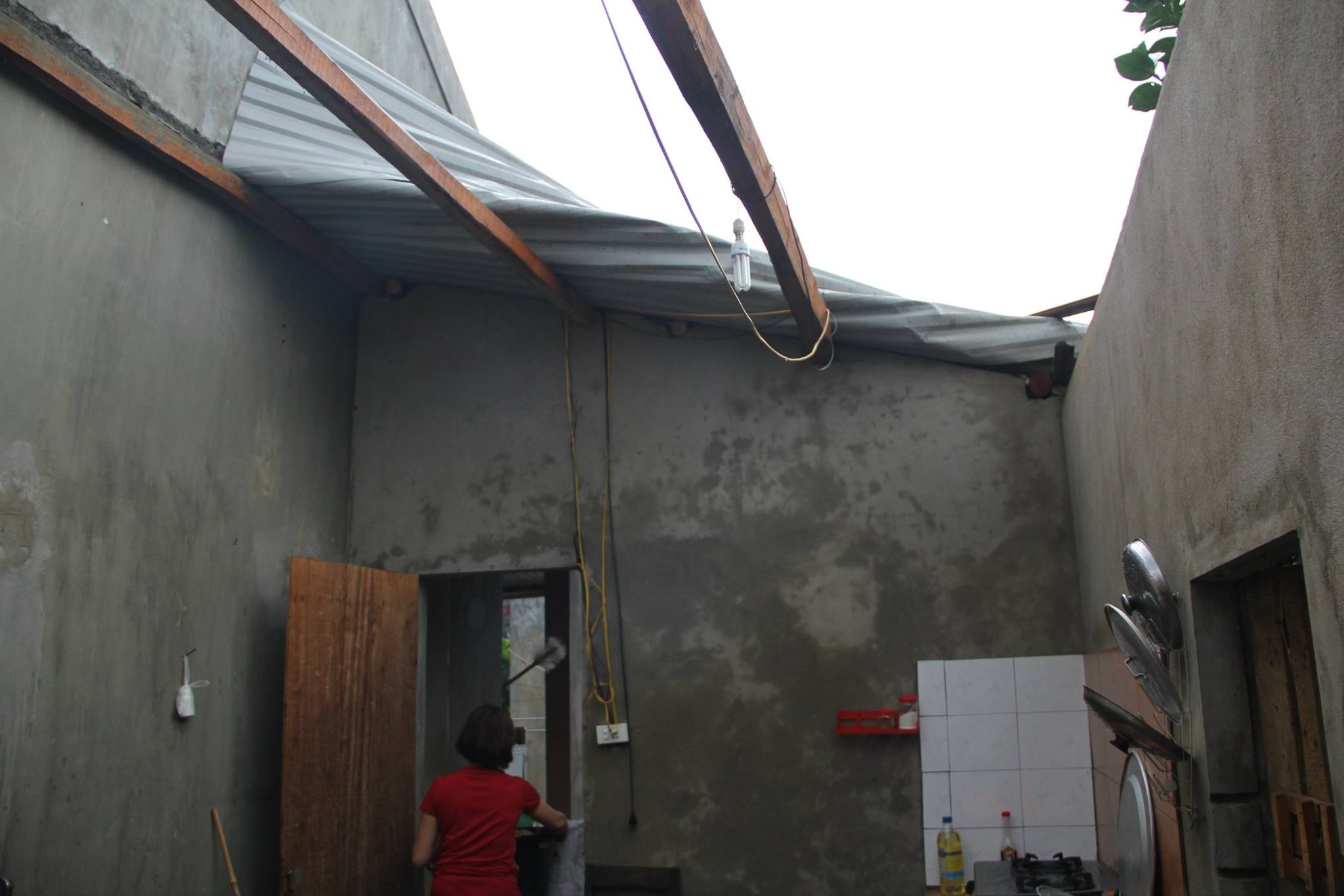 Lốc xoáy đánh sập trường Tiểu học - 6 Lốc xảy ra tại huyện Quế Phong đã làm nhiều nhà tốc mái, sập, gây hư hỏng.