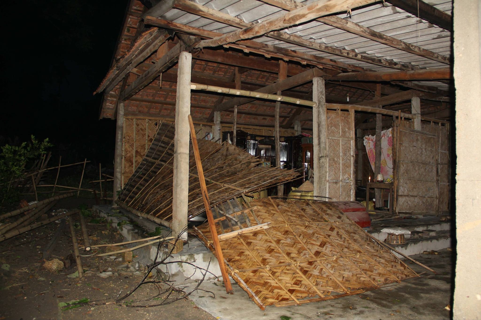 Lốc xảy ra tại huyện Quế Phong đã làm nhiều nhà tốc mái, sập, gây hư hỏng.