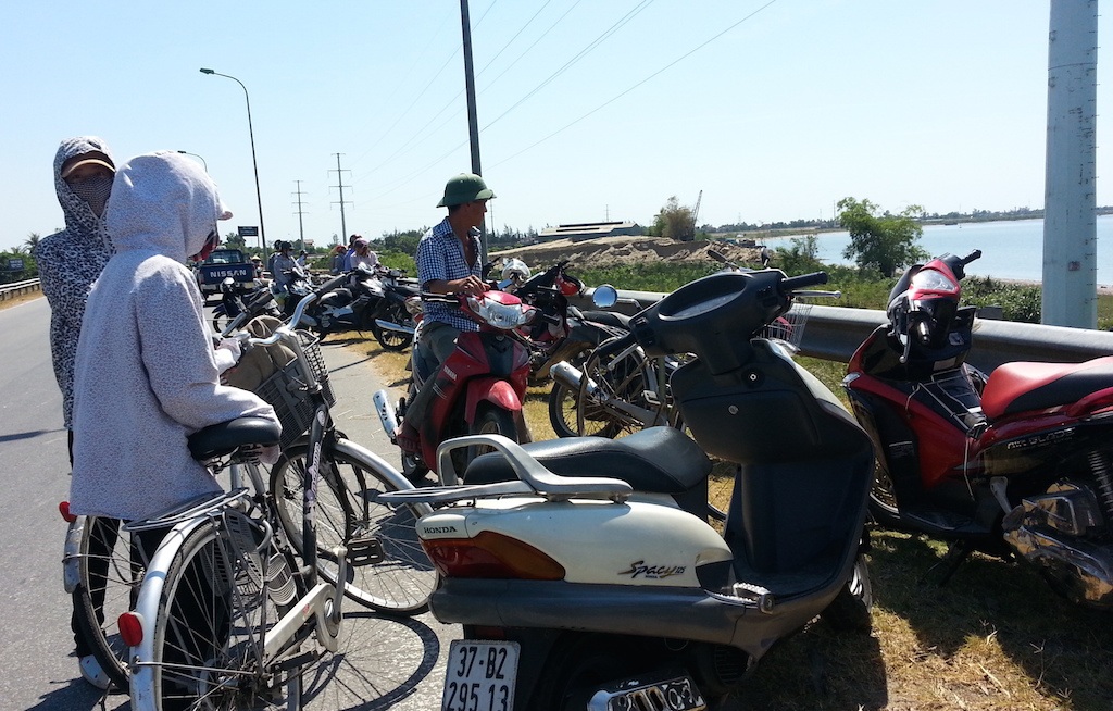 Phát hiện thi thể người trôi trên sông Lam với vết thủng trên bụng - 2 Người dân hiếu kỳ kéo đến xem vụ việc.