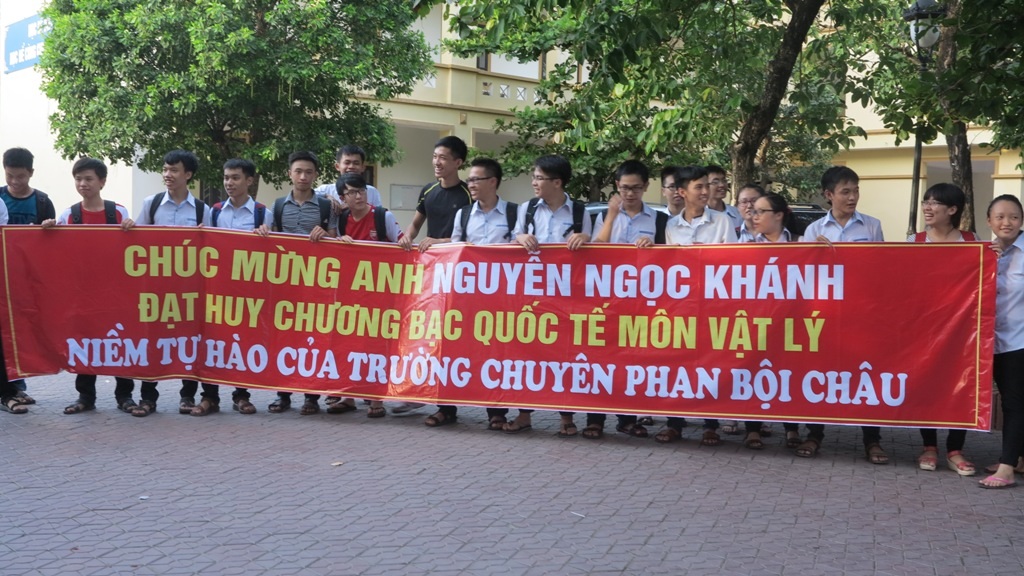 Các bạn cùng lớp, cùng trường phấn khởi đón Khánh trong ngày mang vinh quang trở về.