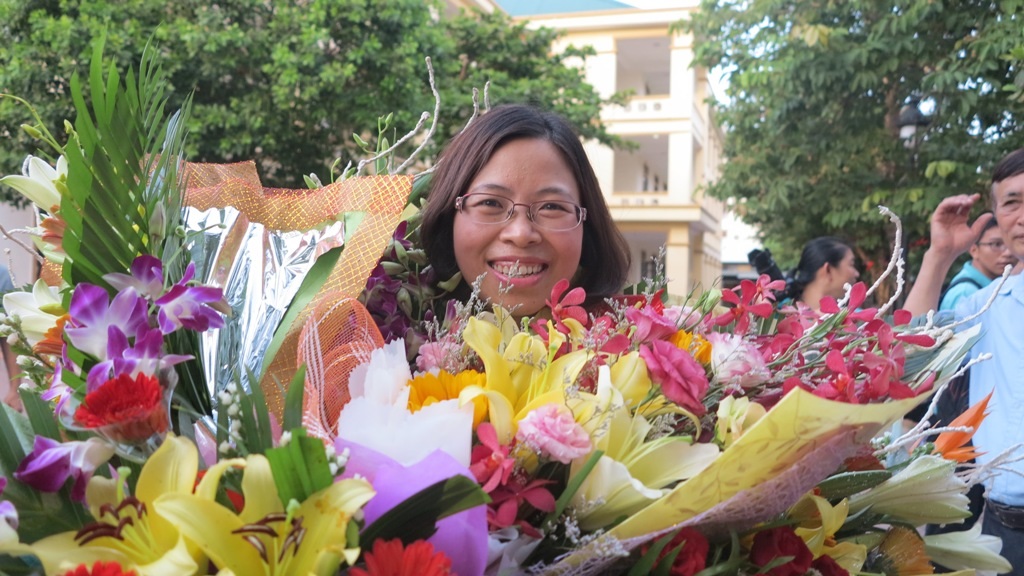 Cô Thơ An - người trực tiếp hướng dẫn em Khánh giành huy chương trong ngày trở về.