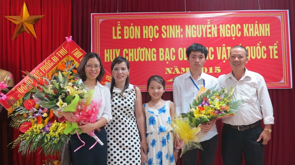 Gia đình em Nguyễn Ngọc Khánh chụp ảnh kỷ niệm với cô Thơ An.