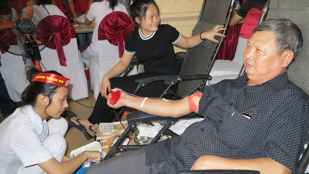Những người dân tình nguyện tham gia hiến máu trong ngày hội “Giọt hồng xứ Nghệ”.