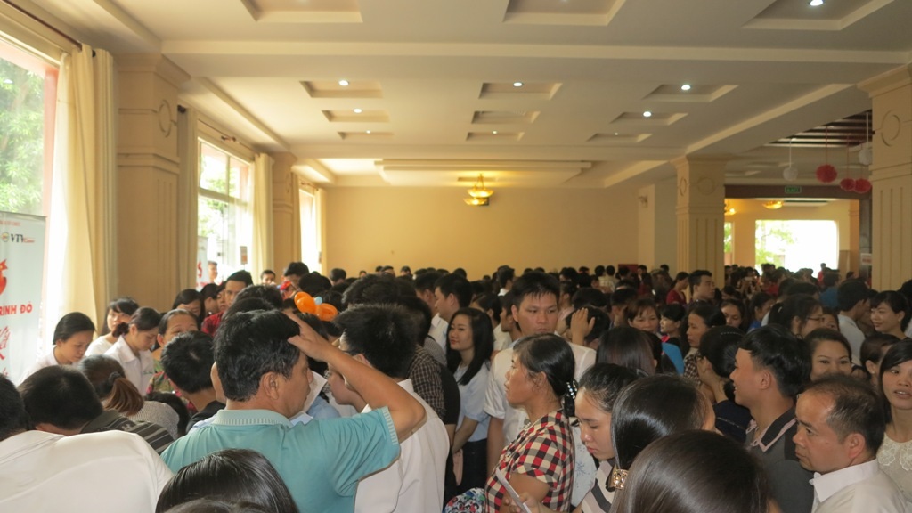 Những người dân tình nguyện tham gia hiến máu trong ngày hội “Giọt hồng xứ Nghệ”.