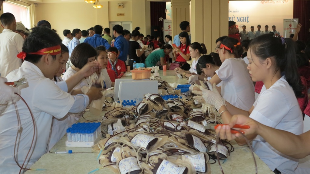 Những người dân tình nguyện tham gia hiến máu trong ngày hội “Giọt hồng xứ Nghệ”.