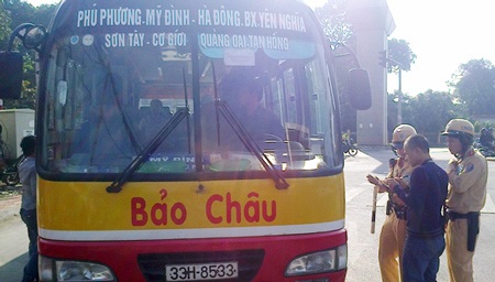 Xe buýt nhái “tung hoành” khắp thủ đô - 1 Xe buýt nhái bị lực lượng chức năng kiểm tra xử phạt.