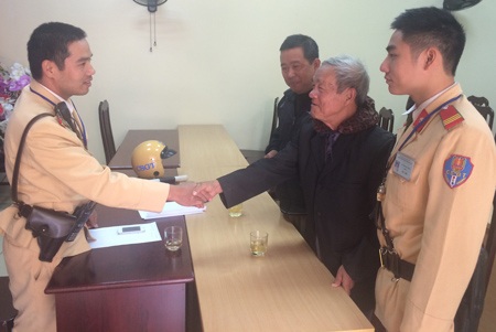 Cụ ông đi tập thể dục bị lạc đường, được CSGT đưa về nhà - 2 Cụ Cừ vui mừng khi được gia đình đến đón về nhà...