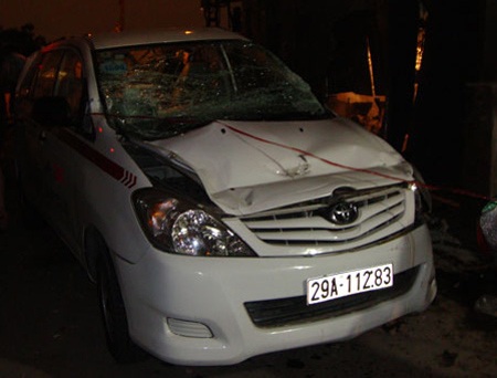 Khởi tố tài xế taxi cố vượt đường sắt khiến 9 người gặp nạn