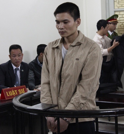 Hà Nội: Tử hình kẻ giết bạn quen qua facebook - 1 Đặng Văn Cường trước vành móng ngựa cúi nhận toàn bộ hành vi giết người của mình.