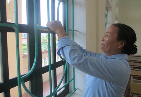 Hối hả "chạy" theo hướng đi của cơn bão - 6 Một lớp học đang được chằng chống để đối phó với bão Haiyan. (Ảnh: Hồng Ngân)