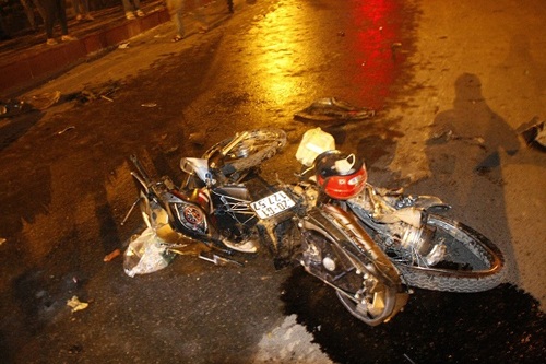 Chiếc xe máy nát bét sau cú đâm mạnh của chiếc xe Fortuner