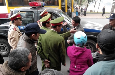 Những cái đầu nóng chỉ hạ nhiệt khi lực lượng CS 113 xuất hiện.