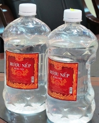 Khởi tố vụ ngộ độc rượu làm 4 người tử vong - 2 2 chai rượu được cơ quan điều tra lấy mẫu giám định.