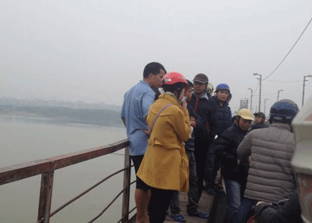 Hà Nội: Đôi trai gái bất ngờ nhảy cầu Long Biên - 1 Hà Nội: Đôi trai gái bất ngờ nhảy cầu Long Biên