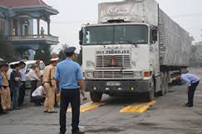 Xe chở hàng vượt quá tải trọng đến... 200% - 2 Tổ chức nhiều trạm cân lưu động để kiểm soát xe quá tải trọng.