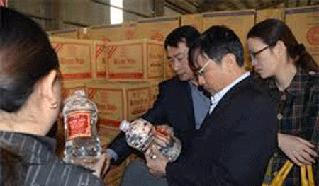 Vụ 4 người tử vong do rượu: Tạm đóng cửa công ty sản xuất - 1 Niêm phong, tạm đóng cửa Cty SX rượu nếp 29 Hà Nội