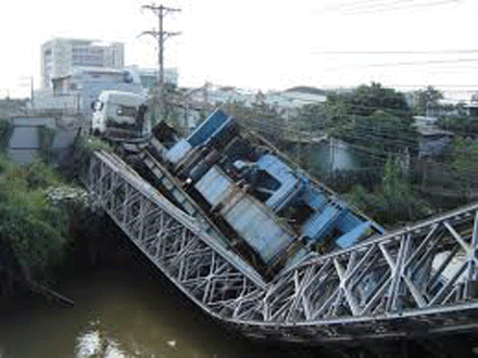 Xe chở hàng vượt quá tải trọng đến... 200% - 1 Xe quá tải làm sập cây cầu và cũng là thủ phạm chính gây phá vỡ kết cấu hạ tầng giao thông đường bộ