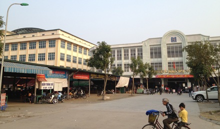 Hàng trăm tiểu thương Ninh Hiệp bãi thị, đối thoại với Chủ tịch huyện - 3 2 Trung tâm thương mại ngay cạnh chợ Nành vắng bóng tiểu thương từ tầng 2 trở lên.