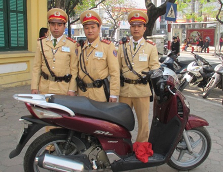 3 chiến sĩ CSGT dũng cảm truy bắt đối tượng và xe tang vật. (Đại úy Trần Phong người đứng giữa).