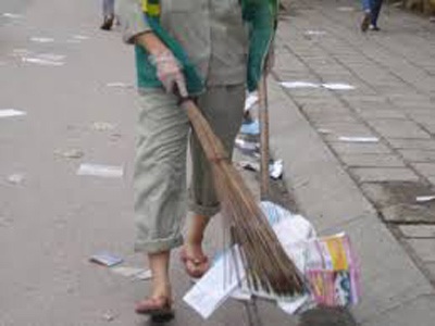 Hà Nội: Xuất hiện nhiều kẻ giả danh nhân viên thu phí vệ sinh - 1 Nhiều kẻ lợi dụng nhân viên thu phí vệ sinh môi trường để chiếm đoạt tài sản.