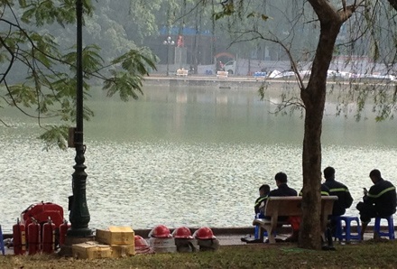 Hàng trăm quả pháo hoa tại bờ hồ Hoàn Kiếm đã lên nòng - 11 Giây phút nghỉ ngơi của các chiến sĩ cảnh sát PCCC.