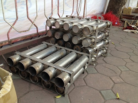 Hàng trăm quả pháo hoa tại bờ hồ Hoàn Kiếm đã lên nòng - 7 Những ống phóng dự phòng.
